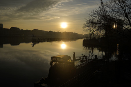 Sonnenaufgang am Osthafen in Berlin