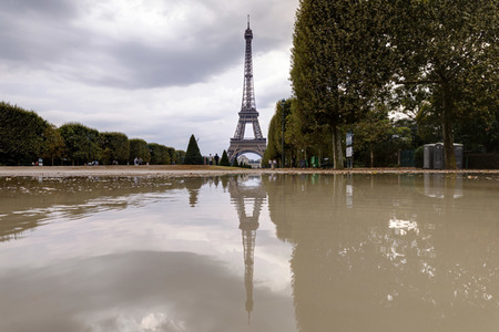 Symbolfoto Coronamaßnahmen in Paris
