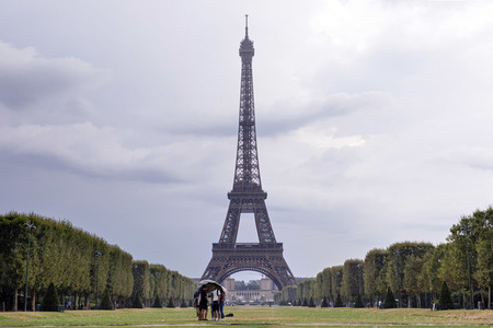 Symbolfoto Coronamaßnahmen in Paris