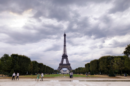 Symbolfoto Coronamaßnahmen in Paris