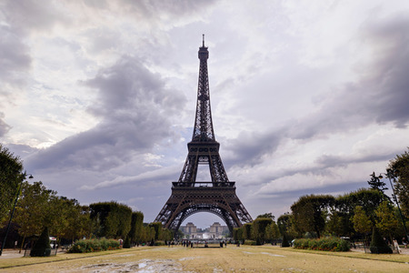 Symbolfoto Coronamaßnahmen in Paris