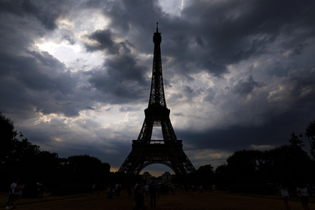 Symbolfoto Coronamaßnahmen in Paris