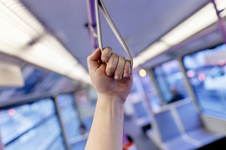 Symbolfoto Infektionsgefahr in Bahnen