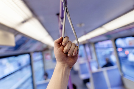 Symbolfoto Infektionsgefahr in Bahnen