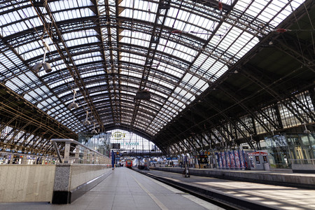 Symbolfoto Corona am Hauptbahnhof in Köln