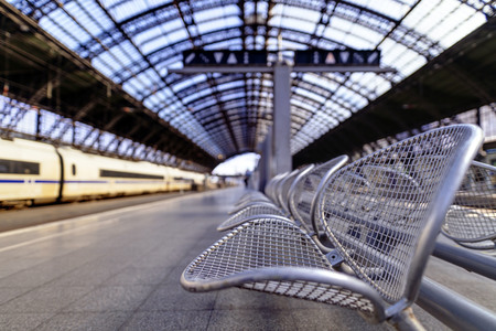 Symbolfoto Corona am Hauptbahnhof in Köln