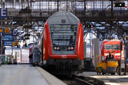Symbolfoto Corona am Hauptbahnhof in Köln