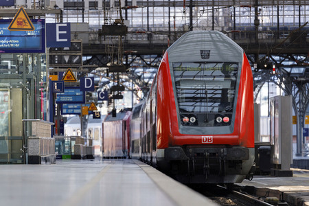 Symbolfoto Corona am Hauptbahnhof in Köln