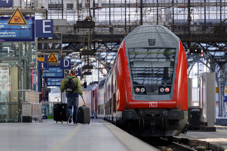 Symbolfoto Corona am Hauptbahnhof in Köln
