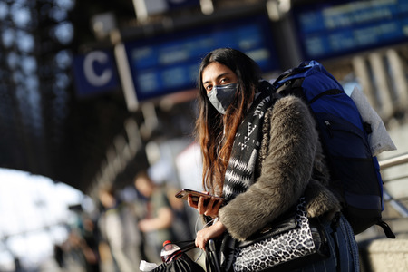 Symbolfoto Corona am Hauptbahnhof in Köln