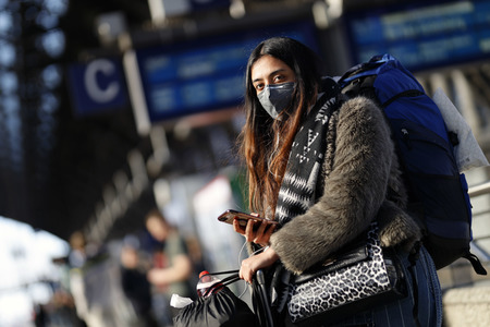 Symbolfoto Corona am Hauptbahnhof in Köln