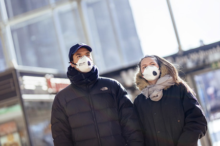 Symbolfoto Corona am Hauptbahnhof in Köln