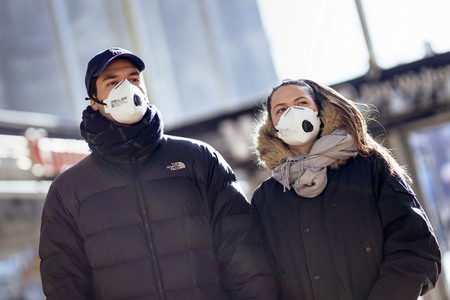 Symbolfoto Corona am Hauptbahnhof in Köln
