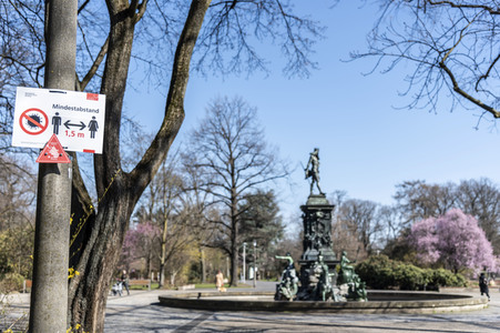 Symbolfoto Mindestabstand wegen Corona in Nürnberg