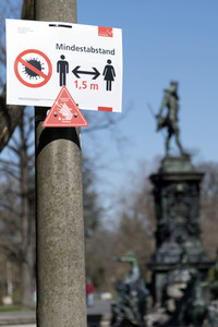 Symbolfoto Mindestabstand wegen Corona in Nürnberg