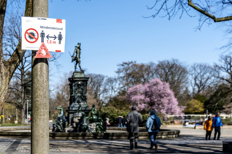 Symbolfoto Mindestabstand wegen Corona in Nürnberg
