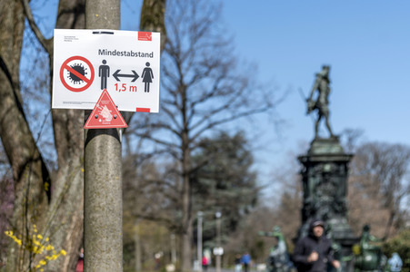 Symbolfoto Mindestabstand wegen Corona in Nürnberg