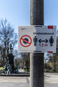 Symbolfoto Mindestabstand wegen Corona in Nürnberg