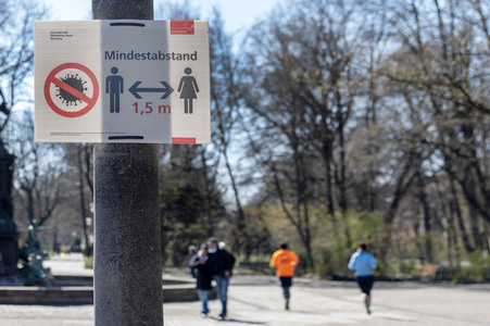 Symbolfoto Mindestabstand wegen Corona in Nürnberg