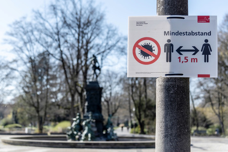 Symbolfoto Mindestabstand wegen Corona in Nürnberg