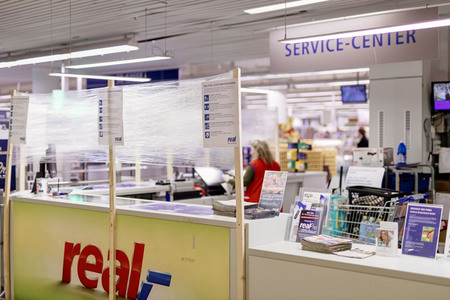 Symbolfoto Corona-Schutzmaßnahmen im Supermarkt