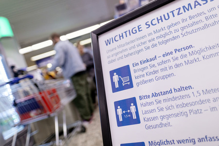 Symbolfoto Corona-Schutzmaßnahmen im Supermarkt