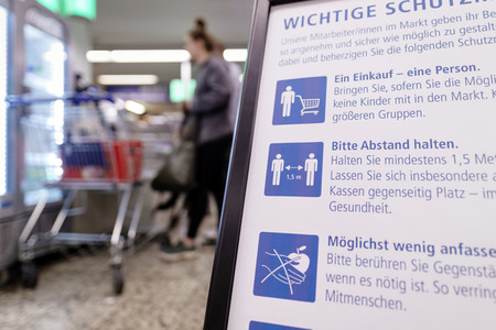 Symbolfoto Corona-Schutzmaßnahmen im Supermarkt