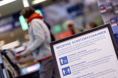 Symbolfoto Corona-Schutzmaßnahmen im Supermarkt