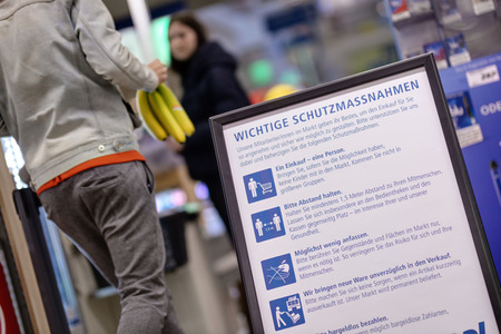 Symbolfoto Corona-Schutzmaßnahmen im Supermarkt