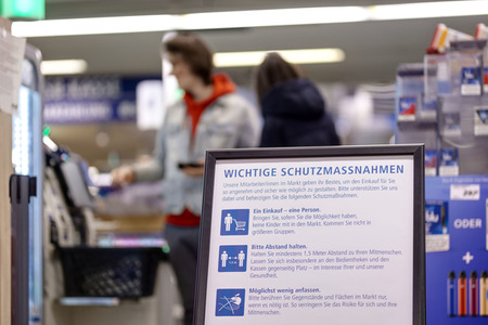 Symbolfoto Corona-Schutzmaßnahmen im Supermarkt