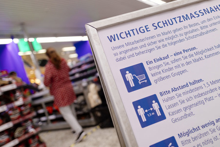 Symbolfoto Corona-Schutzmaßnahmen im Supermarkt