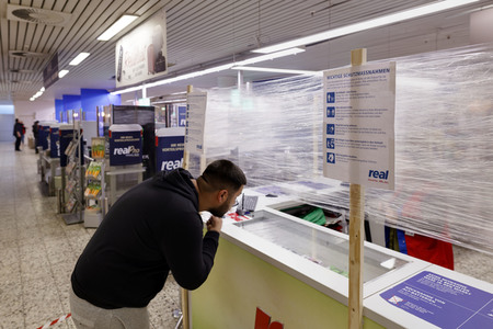 Symbolfoto Corona-Schutzmaßnahmen im Supermarkt