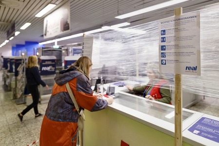 Symbolfoto Corona-Schutzmaßnahmen im Supermarkt