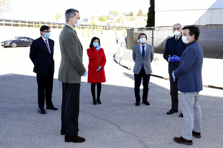 König Felipe besucht Notklinik in Madrid