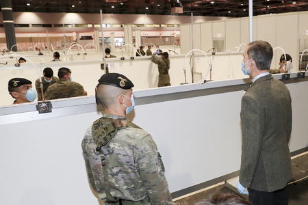 König Felipe besucht Notklinik in Madrid