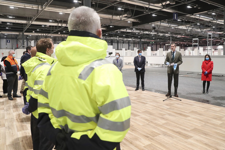 König Felipe besucht Notklinik in Madrid