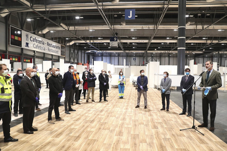 König Felipe besucht Notklinik in Madrid