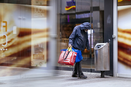 Symbolfoto Flaschen sammeln