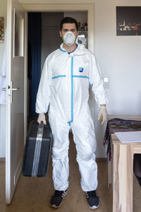 Schornsteinfeger arbeitet während der Coronakrise in Nürnberg