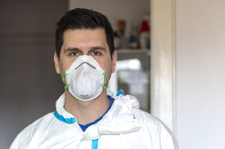 Schornsteinfeger arbeitet während der Coronakrise in Nürnberg