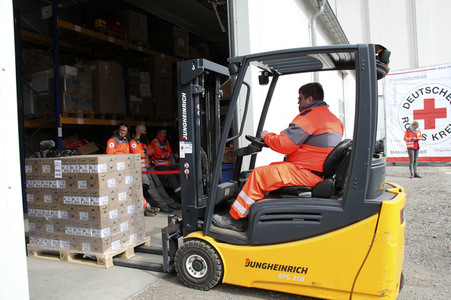 Empfang einer Großspende von Händedesinfektionsmittel in Dresden