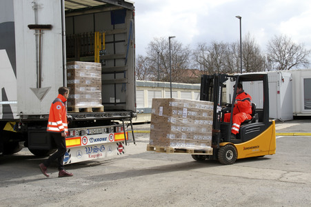 Empfang einer Großspende von Händedesinfektionsmittel in Dresden