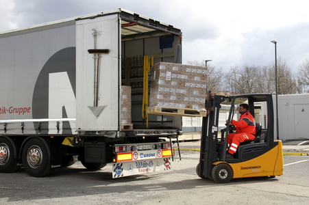 Empfang einer Großspende von Händedesinfektionsmittel in Dresden