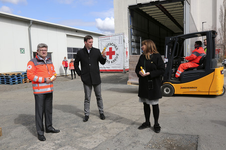 Empfang einer Großspende von Händedesinfektionsmittel in Dresden