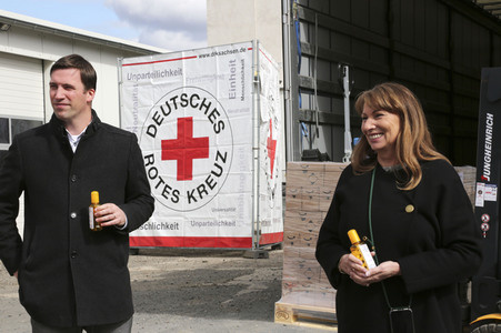 Empfang einer Großspende von Händedesinfektionsmittel in Dresden