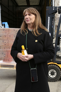 Empfang einer Großspende von Händedesinfektionsmittel in Dresden