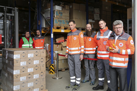 Empfang einer Großspende von Händedesinfektionsmittel in Dresden