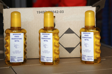 Empfang einer Großspende von Händedesinfektionsmittel in Dresden