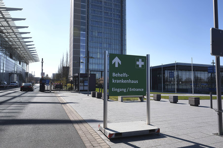 Stephan Weil besichtigt das Behelfskrankenhaus Messe in Hannover
