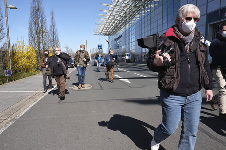 Stephan Weil besichtigt das Behelfskrankenhaus Messe in Hannover
